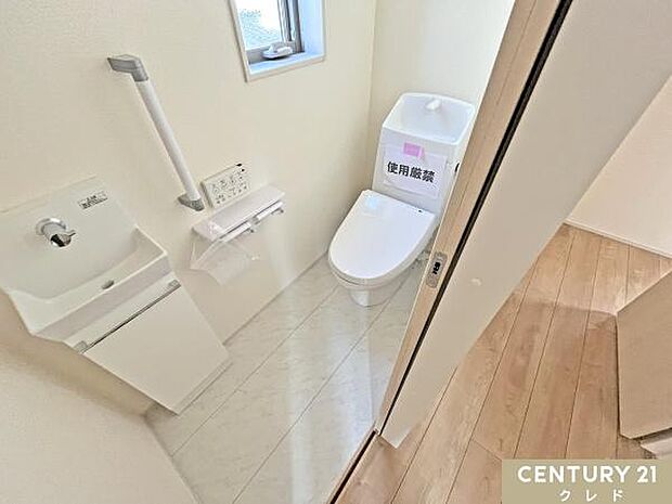 明るく爽やかな印象のトイレです。温水洗浄便座付きで毎日快適。お手入れもしやすく、清潔な状態を保ちやすいのも魅力です。