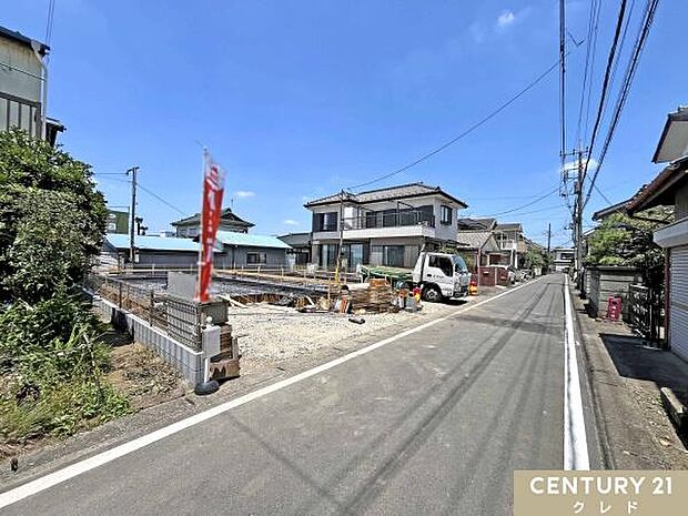 南東に面した道路は室内にも暖かな陽光を運びます。4mの道路に面し、駐車や運転もしやすい開口部です。