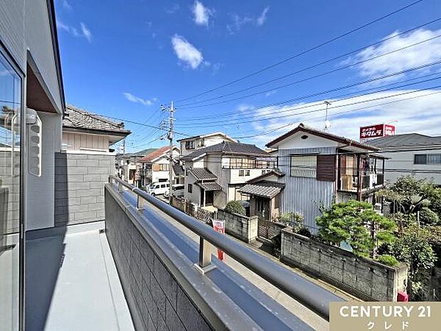 バルコニーからの眺望です。晴れた日には青空が広がり、心地よい風に包まれながら、ゆったりとした時間をお過ごしいただけます。