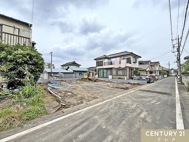 南東に面した道路は室内にも暖かな陽光を運びます。4ｍの道路に面し、駐車や運転もしやすい開口部です。