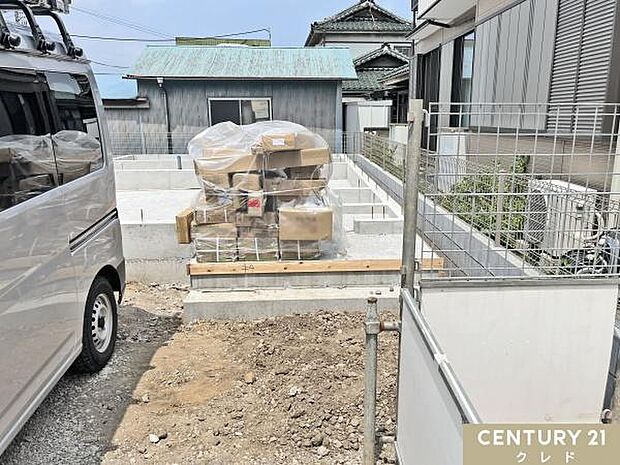 基礎が完成した状態です。地盤調査を行った後に、家の面積と同じ大きさの基礎を作ることでしっかりと家を支えます。