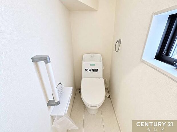 明るく爽やかな印象のトイレです。温水洗浄便座付きで毎日快適。お手入れもしやすく、清潔な状態を保ちやすいのも魅力です。