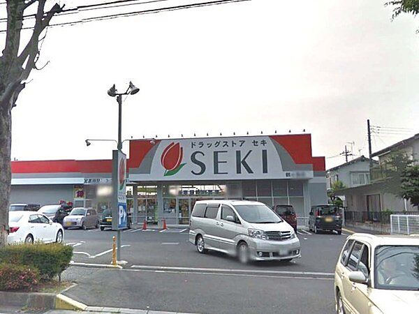 ドラッグストアセキ鶴ヶ島店まで394m