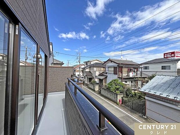 バルコニーからの眺望です。晴れた日には青空が広がり、心地よい風に包まれながら、ゆったりとした時間をお過ごしいただけます。