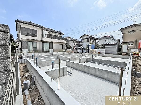 基礎が完成した状態です。地盤調査を行った後に、家の面積と同じ大きさの基礎を作ることでしっかりと家を支えます。