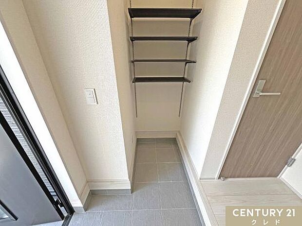 【SIC】玄関にはシューズインクローゼットがあります。土汚れの付いた園芸用品やアウトドア用品、お子様の部活動の道具などもスッキリと収納でき、家族の並べる空間を作ります。