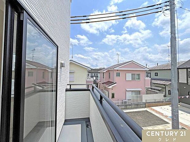 お住まいバルコニーからの眺望です。陽当たりの良い住宅街エリアのバルコニーからは、晴れた日には青々と広がる空を眺めることができます。