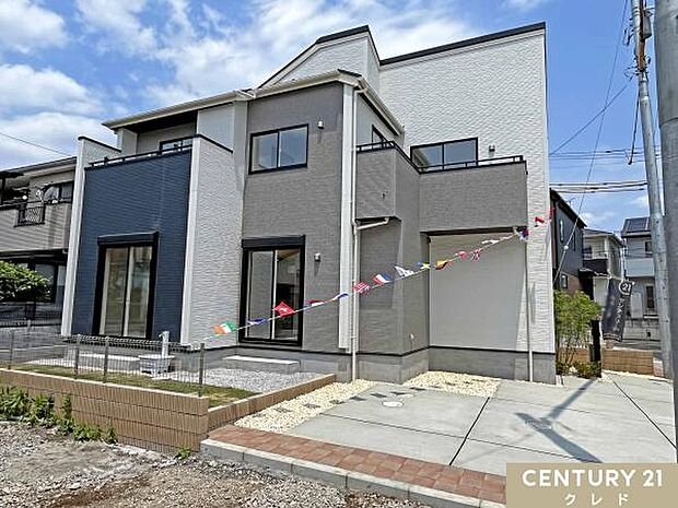 坂戸市元町のゆとりの敷地に佇む全4棟の新邸が完成。2～3台駐車可能なカースペースは移動もしやすく複数台車のある方や、共働き夫婦のカーライフも快適です。