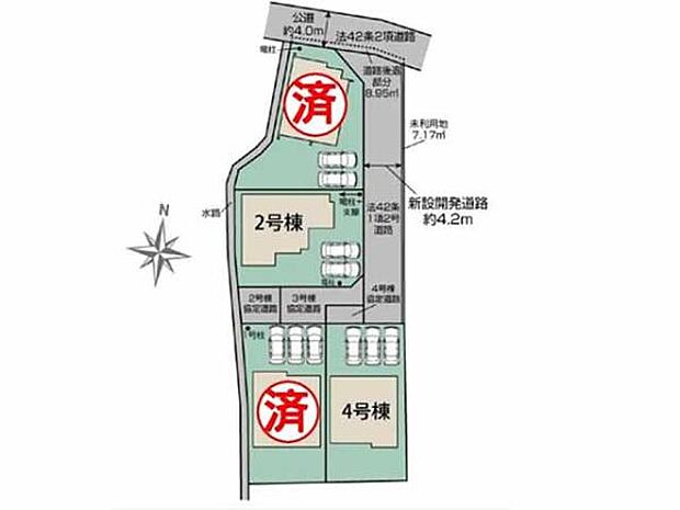 東武東上線「北坂戸」駅から徒歩9分の立地に位置する全棟ゆとりの46坪超。新設開発道路に面した新邸には2~3台の車が並列駐車可能です。