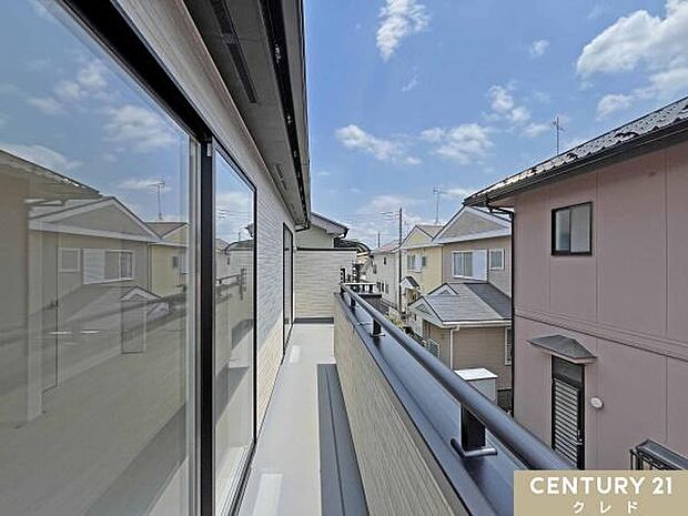 お住まいバルコニーからの眺望です。陽当たりの良い住宅街エリアのバルコニーからは、晴れた日には青々と広がる空を眺めることができます。