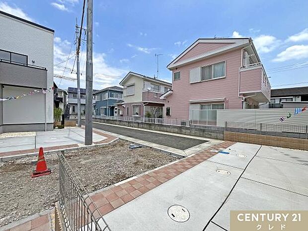 幅4.2ｍの新設開発道路に面した4号棟。区画内の住民のみが使用する道路の為、安心して使用できます。