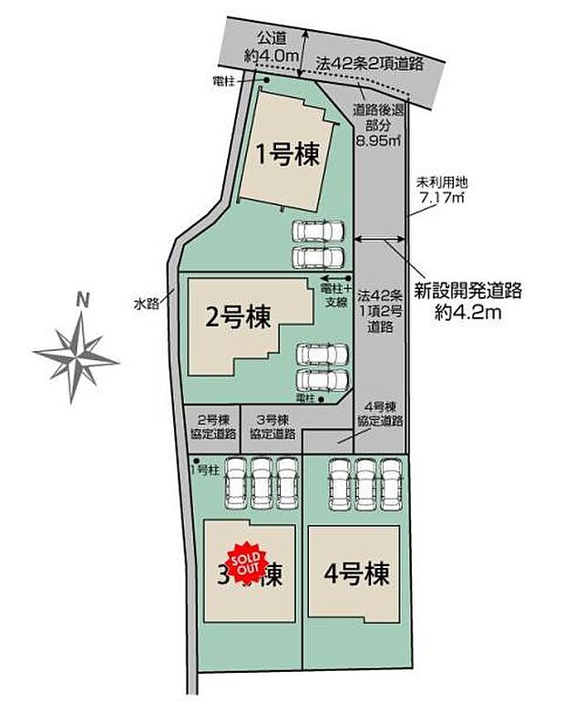 東武東上線「北坂戸」駅から徒歩9分の立地に位置する全棟ゆとりの46坪超。新設開発道路に面した新邸には2～3台の車が並列駐車可能です。