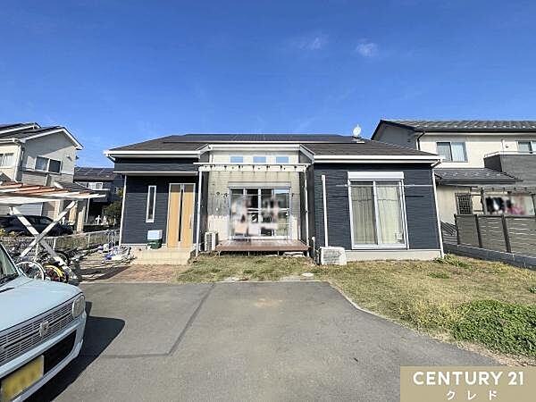 お住まいは計9帖の洋室を仕切ることによって3LDKとしても使用可能！ゆとりの24帖LDKを中心とした柔軟性の高い間取りプランです。