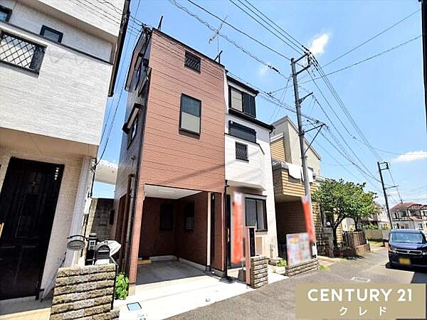 大切な愛車を雨風から守る、ビルトインガレージ1台分付き。雨の日も濡れにくく乗り降りでき、荷物の積み下ろしもスムーズに行えます。