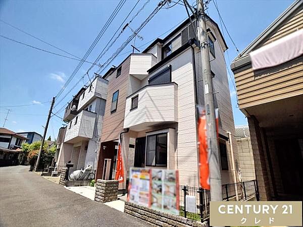 東武東上線「川越」駅まで徒歩15分。周辺には買い物に便利な商業施設や、お子様の通学に安心な教育機関が徒歩圏内に揃っています。通勤通学の快適さと暮らしやすさを兼ね備えた、ファミリーに嬉しい立地