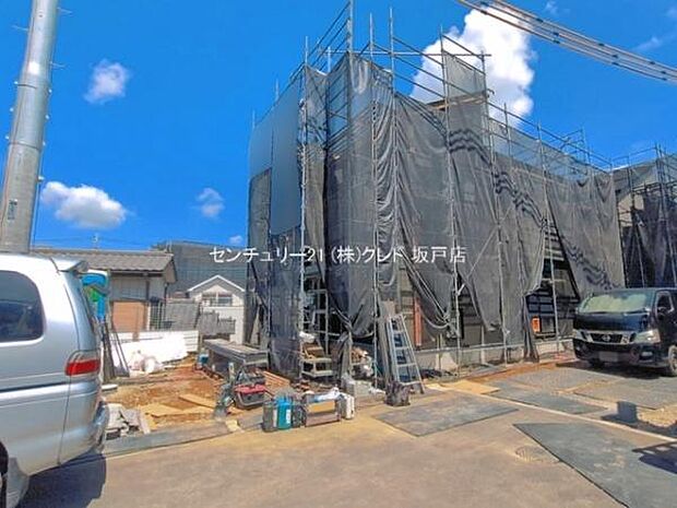 敷地内には並列2台駐車可能なカースペース付き。毎日の通勤やお子様の送り迎えなど、車移動がメインの方にも嬉しいですね。