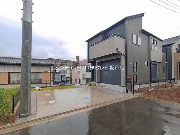敷地内には並列2台駐車可能なカースペース付き。毎日の通勤やお子様の送り迎えなど、車移動がメインの方にも嬉しいですね。