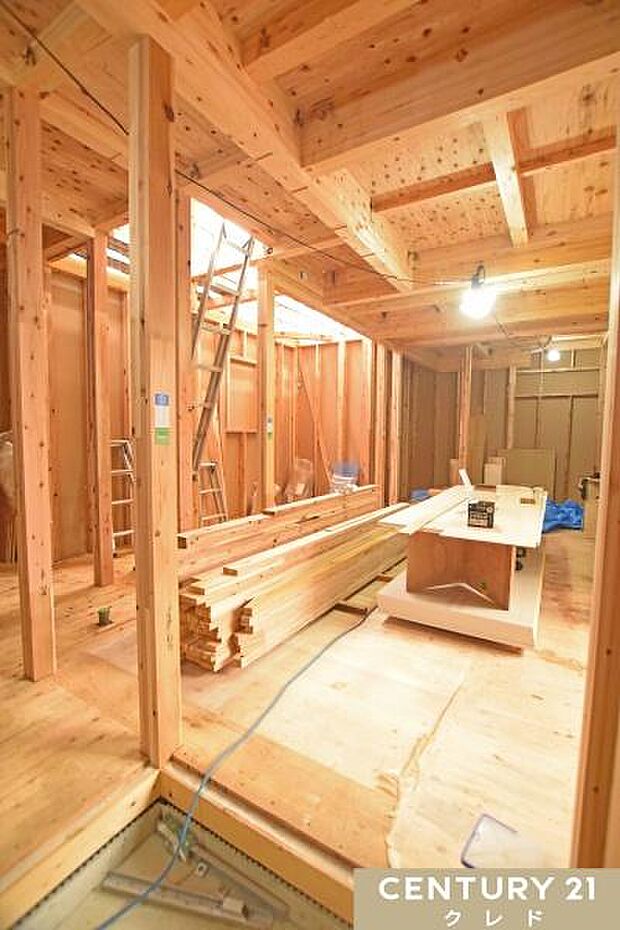 建物の骨組みとなる構造材が組み上がり、内部の造作・下地工事を進めております。
