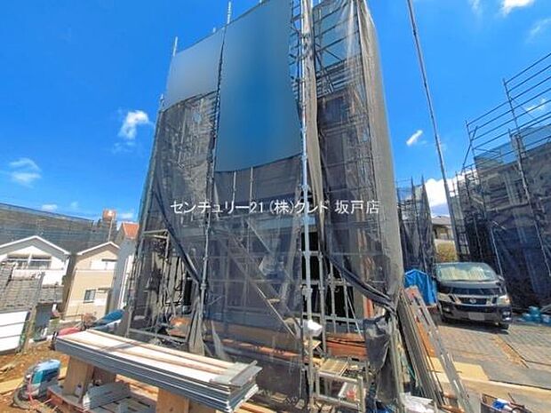 基礎工事が完了し、上棟されました。建物の骨組みが組み上がり、少しずつ住まいの全体像が見えてきます。