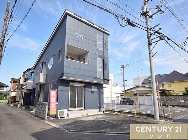 開放感あふれる南西角地で、陽当り・通風ともに良好。周囲は落ち着いた雰囲気の閑静な住宅街で、穏やかな暮らしを叶えます。スーパーなどの生活利便施設も身近に揃い、毎日の暮らしに便利な住環境です。