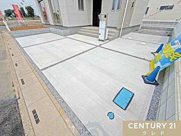 敷地55坪超×開放感あふれる南西角地。3台駐車可能。前面道路は幅員6ｍで見晴らし良好！車のすれ違いや駐車も安心です。