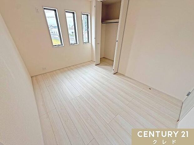 【洋室6帖】2階は全居室6帖超なので生活動線を確保しやすく、快適に過ごせます。勉強机もベッドも無理なく配置できる使い勝手の良い空間。