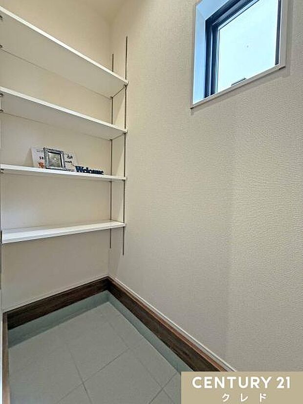 可動棚を備えたシューズインクローゼット。靴はもちろん、傘やベビーカー、アウトドア用品まで収納可能。