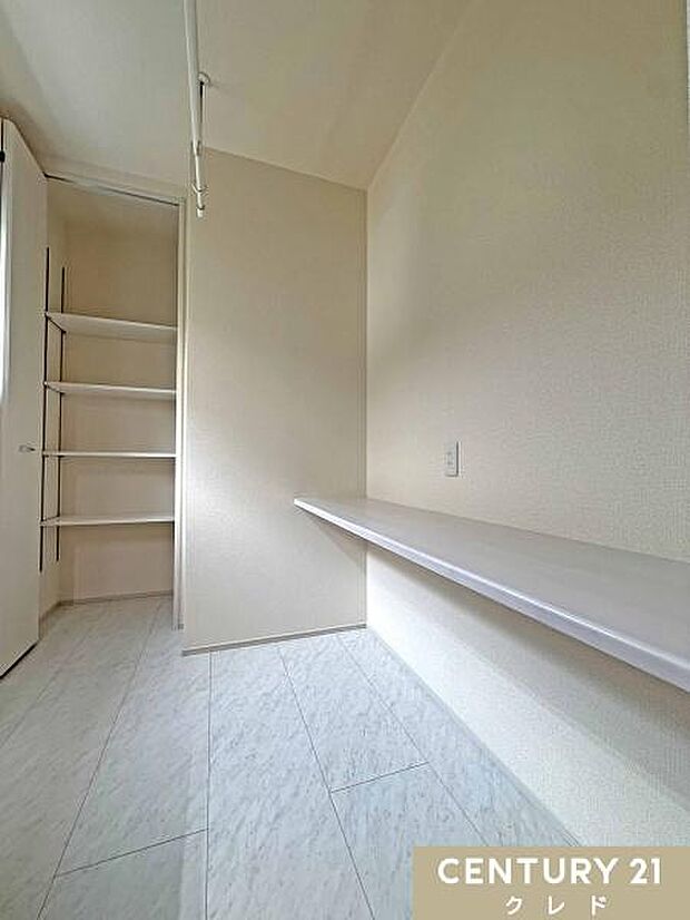 洗面室内には可動棚＋カウンター＋室内干し対応で収納・家事の利便性も良好。干す、たたむ、仕舞うがスムーズに行えます。