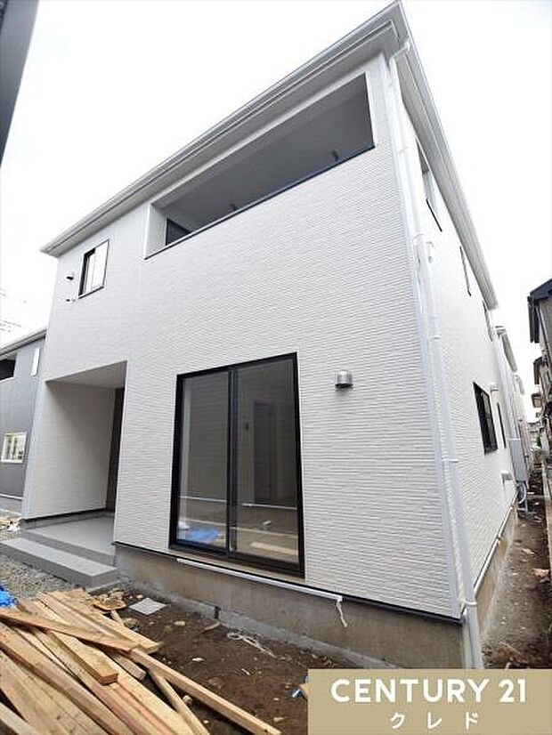 全8棟の同世代のご家族が集う安心のコミュニティ。高階南小学校まで徒歩4分と通学も安心、スーパーやコンビニなどの商業施設も身近に揃う便利な住環境です。