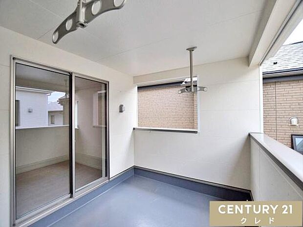 2つの部屋が繋がる、陽当り良好な南向きバルコニー。屋根がかかっているインナーバルコニー仕様で、天候を気にせずお洗濯ができます。