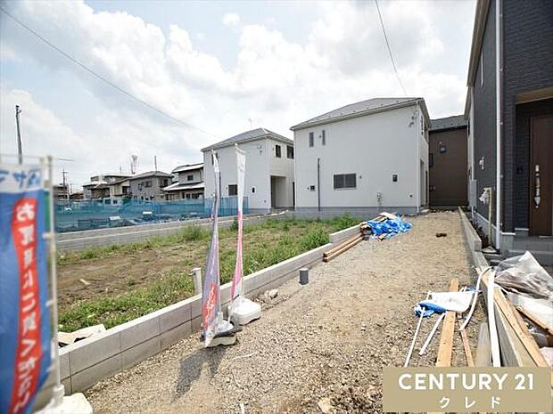 駐車場は3台分確保。来客時はもちろん、将来お子様が免許取得時に便利ですね。スーパーなどの商業施設や小・中学校も近く、子育て家族にもオススメの住環境です。