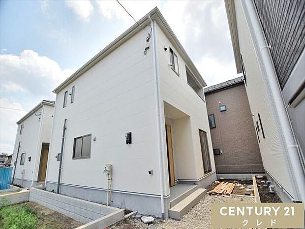 全8棟の同世代のご家族が集う安心のコミュニティ。高階南小学校まで徒歩4分と通学も安心、スーパーやコンビニなどの商業施設も身近に揃う便利な住環境です。