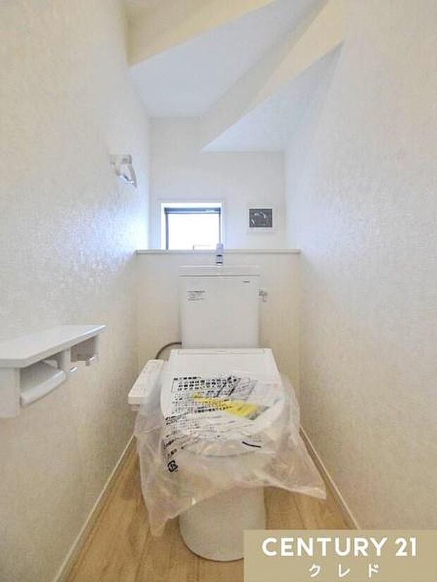窓から自然光が入り、明るく爽やかな印象のトイレです。温水洗浄便座付きで毎日快適。お手入れもしやすく、清潔な状態を保ちやすいのも魅力です。