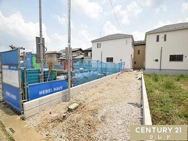 駐車場は3台分確保。来客時はもちろん、将来お子様が免許取得時に便利ですね。スーパーなどの商業施設や小・中学校も近く、子育て家族にもオススメの住環境です。