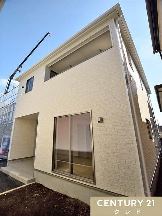 全8棟の同世代のご家族が集う安心のコミュニティ。高階南小学校まで徒歩4分と通学も安心、スーパーやコンビニなどの商業施設も身近に揃う便利な住環境です。