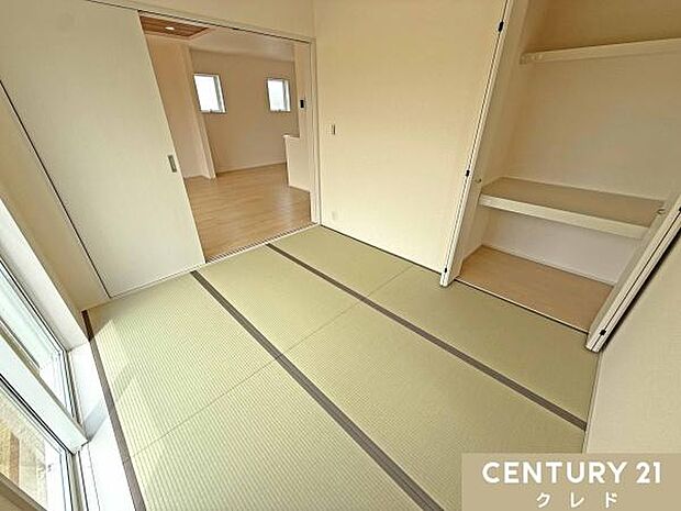 【和洋室5.25帖】リビングに隣接した多目的に使える和洋室。2面採光で明るく、お昼寝スペースとしても良いですね！