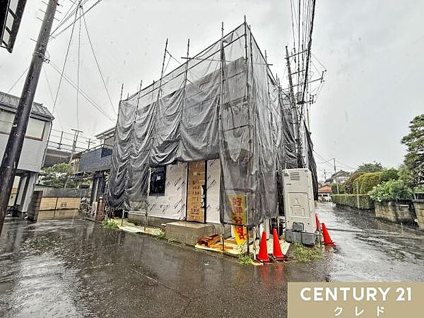 シートの中では、完成に向けて工事が順調に進行中。少しずつ住まいの形が見えてきています。
