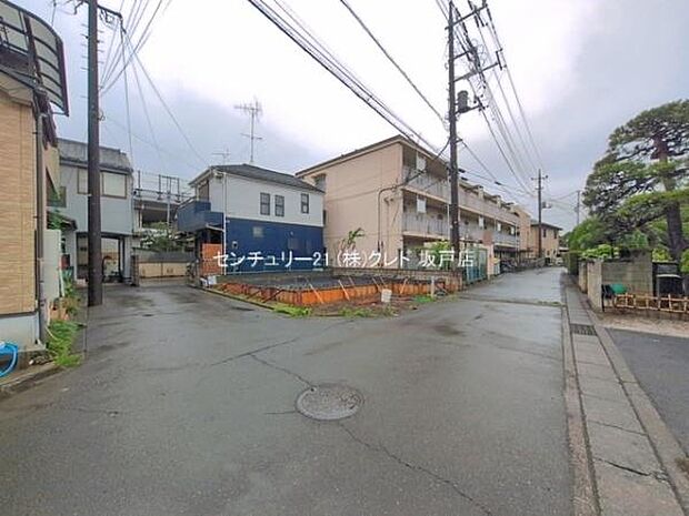 JR川越線「的場」駅徒歩8分。北東角地に位置し、開放的で風通しの良い住環境です。