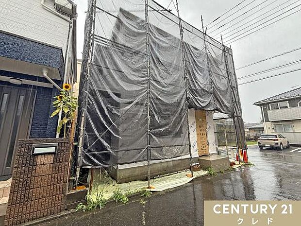 北東角地に位置し、開放的で風通しの良い住環境です。1台駐車可能なカースペース付き！