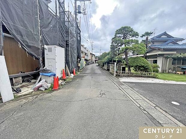 JR川越線「的場」駅徒歩8分。商業施設が近隣に充実し、日々のお買い物にも便利な住環境です。