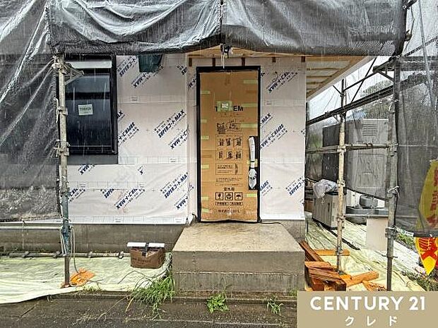 防水シートが施工され、雨水の浸入を防ぐための工事が進んでいます。住まいを守る大切な工程も着々と進行中です。