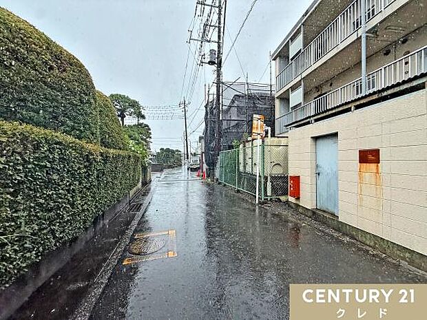 JR川越線「的場」駅徒歩8分。霞ヶ関小・中学校まで徒歩19分で、お子様の通学も安心の立地です。