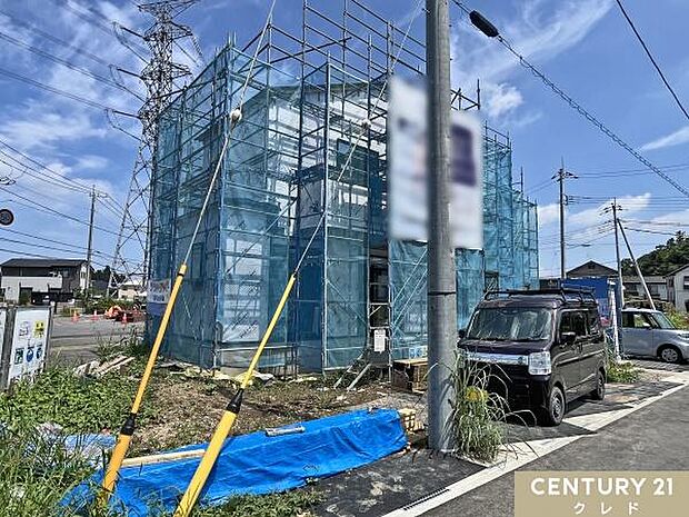 3法道路に囲まれた開放的な新築分譲住宅。完成に向けて丁寧に施工が進んでいます。完成後は室内の写真も合わせてご紹介します。