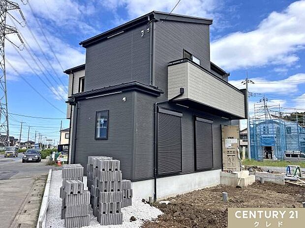 敷地40坪以上のゆとりある全11区画。商業施設が身近に揃い、毎日のお買い物にも便利な住環境。新生活を始める子育てファミリーにもおすすめの立地です。