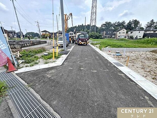 並列2台駐車可能なカースペース付き。車の出し入れがしやすく、ご家族で複数台所有の方や来客時にも安心してご利用いただけます。
