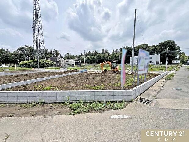 3方公道に面した開放感あふれる立地。陽当たりや風通しにも恵まれ、のびのびとした暮らしが叶います。