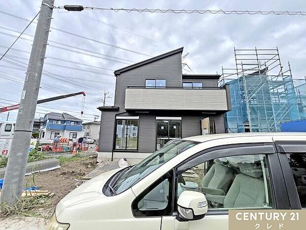 並列2台駐車可能なカースペース付き。車の出し入れがしやすく、ご家族で複数台所有の方や来客時にも安心してご利用いただけます。