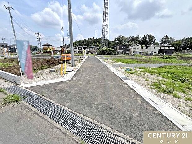 敷地40坪以上のゆとりある全11区画。商業施設が身近に揃い、毎日のお買い物にも便利な住環境。新生活を始める子育てファミリーにもおすすめの立地です。