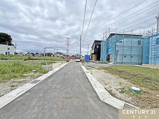 敷地40坪以上のゆとりある全11区画の新しい街並み。両面道路や角地など、開放感にあふれる多彩な区画。陽当りや風通しにも恵まれた、心地よくのびのびと暮らせる住環境が魅力の分譲地です。
