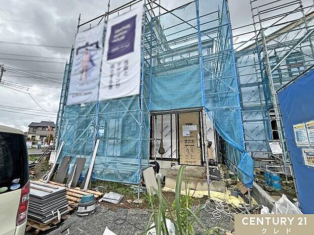 外壁工事が着々と進行中。防水シートの上に外壁材が施工され、完成に向けて工事が進んでいます。建築中の今だからこそ確認できる構造や、現地の陽当りなどをぜひ現地でご覧ください。